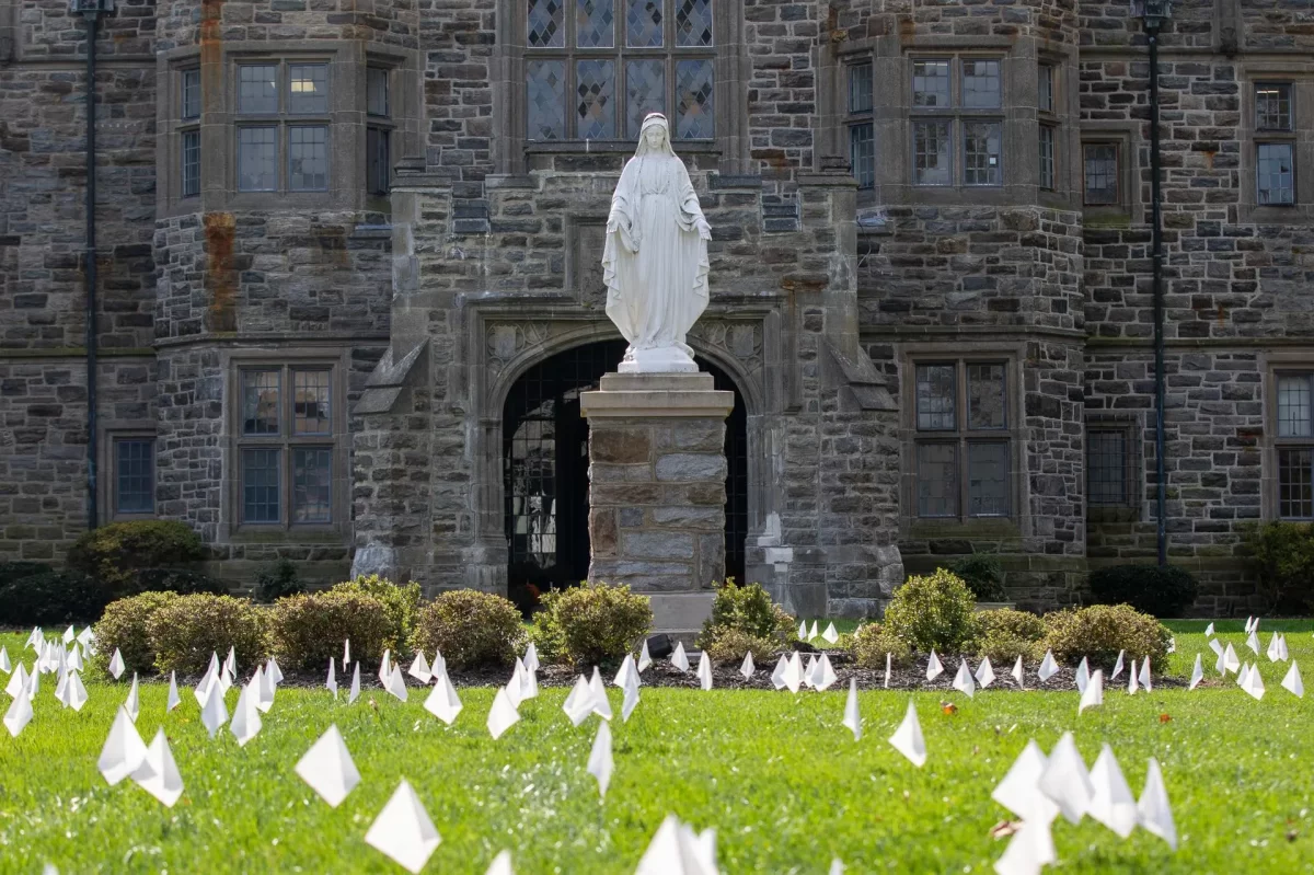 Students and faculty placed white flags in the Mary Circle for prayers of peace in the Middle East.